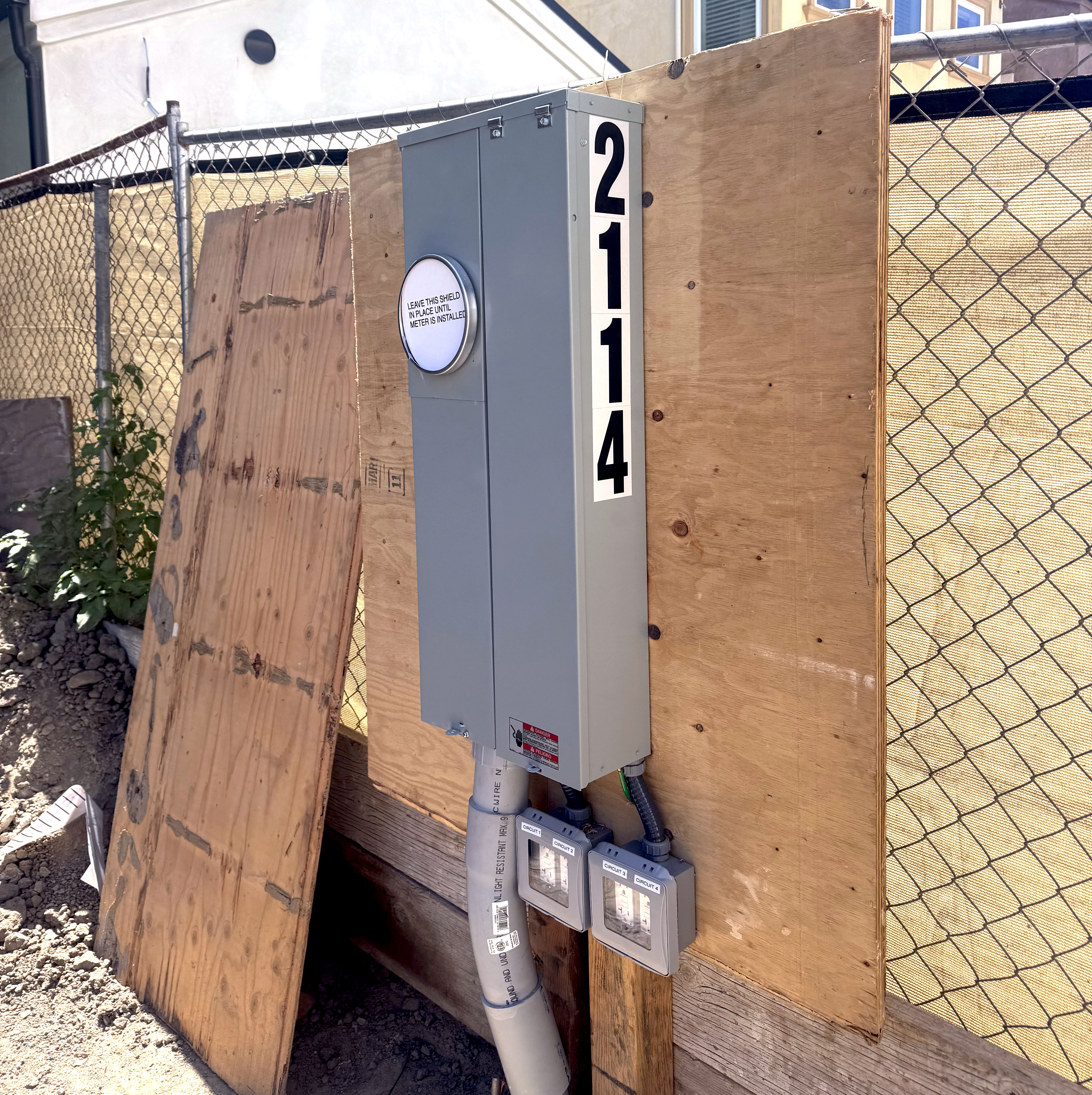 Workers ob Job Site Image - Visit Our Temporary Power Page